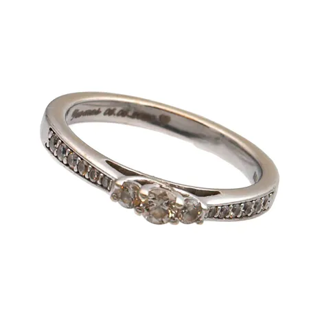 Kivisormus, koko 17½, kaiverrettu, 585br valkokulta,  Paino: 3,5 g