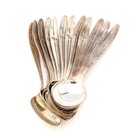 12 ruokalusikkaa, pituus 170mm, OP-logo, kaiverrettu, 830.  Paino: 400 g