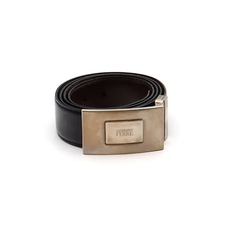 Nahkavyö Gianfranco Ferre, pituus 130cm, tuotteessa tupakan hajua.