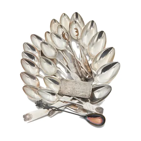 Kaiverrettuja hopea-aterimia ja muistolaatta, 813, Paino: 398,1 g