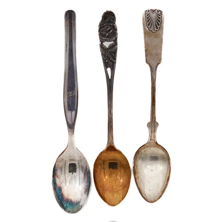 Kolme kahvilusikkaa, osa kaiverrettu, pituudet 116-122mm 813-916,  Paino: 30,6 g