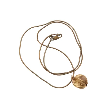 Kaulakoru Kalevala, Lumikukka, ketjun pituus 51cm, käytön jälkiä, pronssia, ketju ei alkeperäinen Paino: 0 g