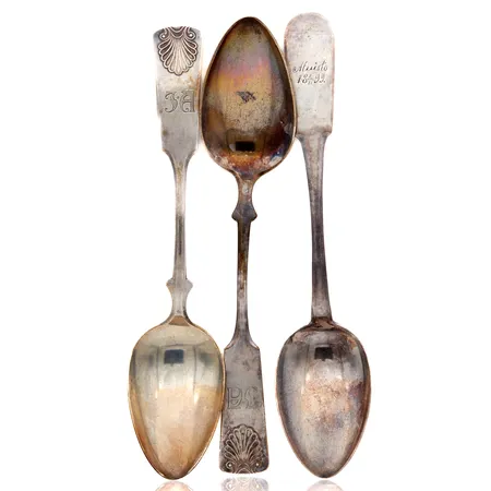 Kolme ruokalusikkaa, osa kaiverrettu, pituudet 200-205mm, 813, Paino: 141,7 g