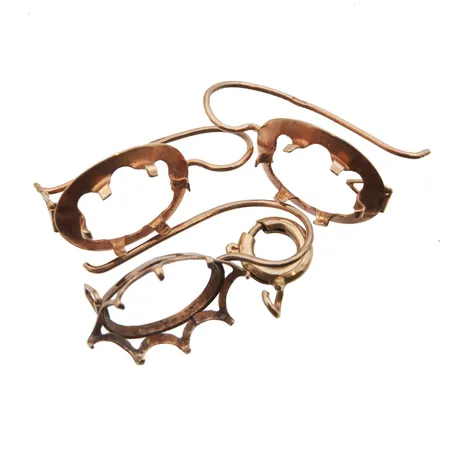 Kultakorujen osia, 585, Paino: 1,9 g