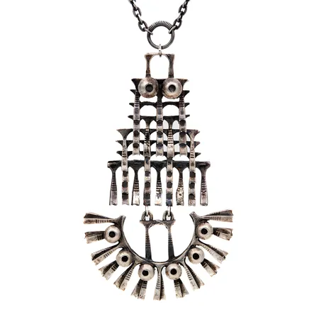 Kaulakoru, deisgn Pentti Sarpaneva, ketjun pituus 64cm, korun korkeus 118mm, leveys 63mm, kuvaleima Turun Hopea, vuodelta 1968, 813,  Paino: 66,3 g