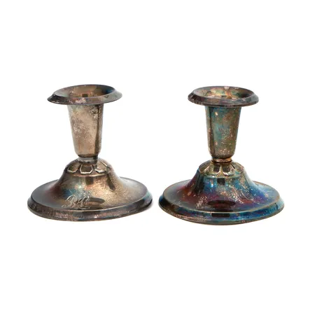 Kaksi kynttilänjalkaa, kaiverrettu, vääntymiä, korkeus 73mm, 830br,  Paino: 132,7 g