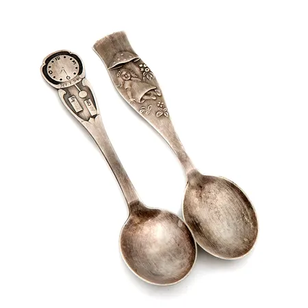 Kaksi kummilusikkaa, pituudet 140mm, 813-830, Paino: 55,6 g