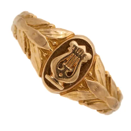 Lyyra-sormus, kaiverrettu, koko 17¼, tekijänleima OL Oy Osk. Lindroos Ab, Helsinki, vuodelta 1946, 750,  Paino: 4 g