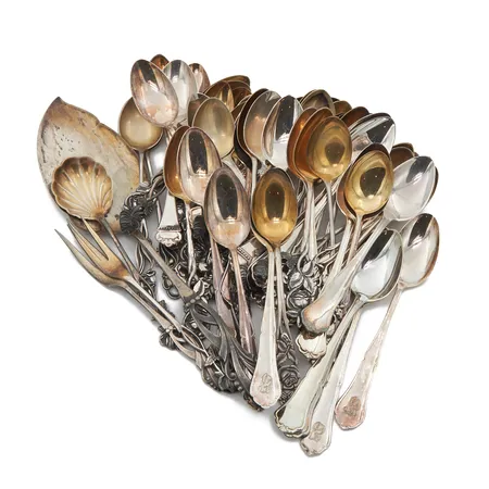 Pöytähopeaa, kaiverrettuja, 813-830, Paino: 714,4 g