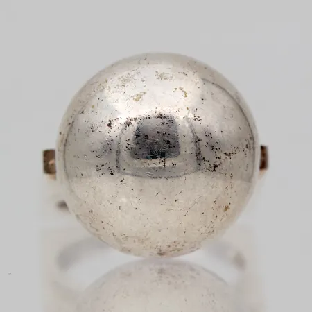 Sormus, design Pekka Piekäinen, koko 17¼, kuvaleima Auran Kultaseppä Oy, Turku, vuodelta 1973, 925,  Paino: 11,7 g