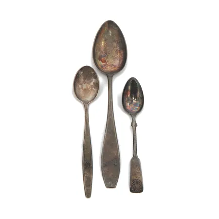 Kaksi kahvilusikkaa ja ruokalusikka, kaiverrettu, 813, Paino: 41,6 g