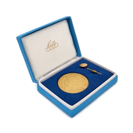 Ansiomitali ja rintaneula, Puhelinyhdistys, tekijänleima K-y (Kääty Oy), mitali kullattua hopeaa 925, pinssi 585br, Paino: 41,3 g