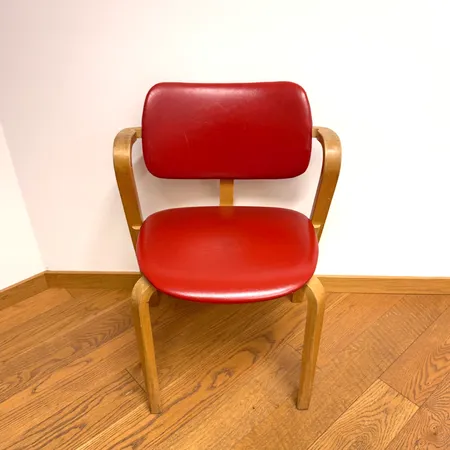 Tuoli Aslak, design Ilmari Tapiovaara, korkeus 74cm, istuinkorkeus 46cm, koivurunko, istuin ja selkänoja keinonahkaa, valmistettu 1960-luvulla, käytöstä aiheutunutta kulumaa.