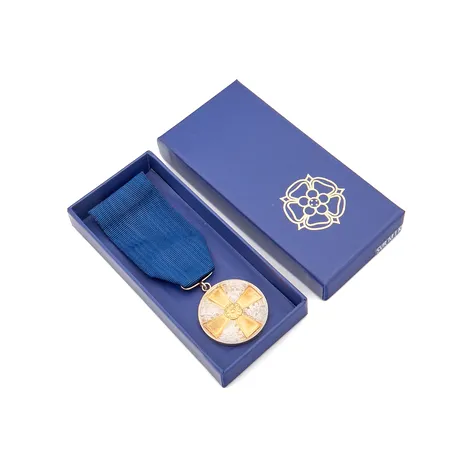 Suomen valkoisen ruusun 1. luokan ansiomitali, korkeus 97mm, 925br, Paino: 18,3 g