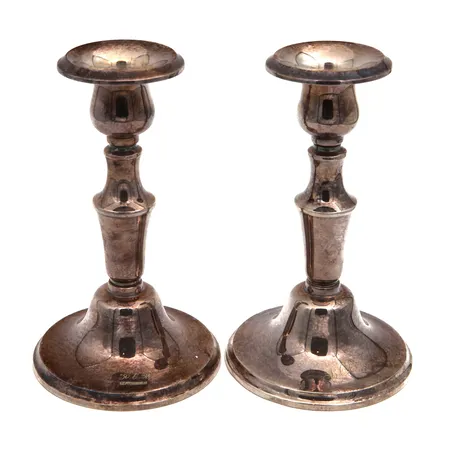 Kaksi kynttilänjalkaa, kaiverrettu, korkeus 135mm, 830br,  Paino: 303,9 g