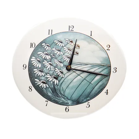 Seinäkello, Arabia, Avara luonto, mitat 33x29cm, design Heljä Liukko-Sundström, vuodelta 2001, sekuntiviisarissa yksi taittuma ja kulumaa.