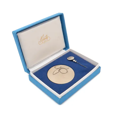 Ansiomitali ja rintaneula, Puhelinyhdistys, tekijänleima K-y (Kääty Oy), 925br, Paino: 41,3 g