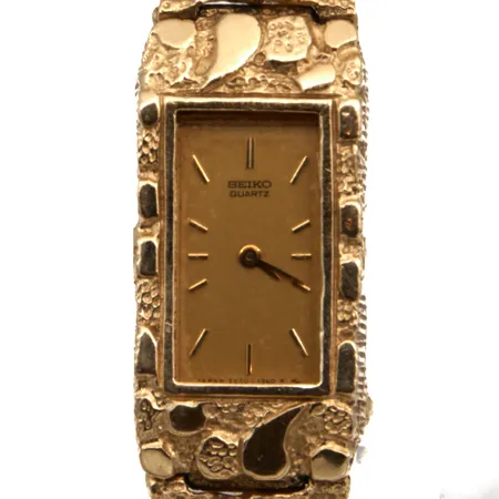 Kultarannekello Seiko, Quartz: patteri loppunut, yksi rungon kiinnitys krappana poikki, rungon mitat 30x15mm, kultarannekkeen pituus 175-185mm, 585br, Paino: 24,3 g