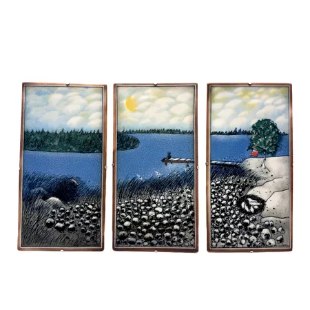 Kolme seinälautasta Arabia, Kesä sydämmissämme, yhden laatan koko 18x36cm, design Heljä Liukko-Sundström, triptyykki koostuu kolmesta laatasta nimeltään Laiturilla, Norppa ja Juhannuskokko, vuodelta 1997.