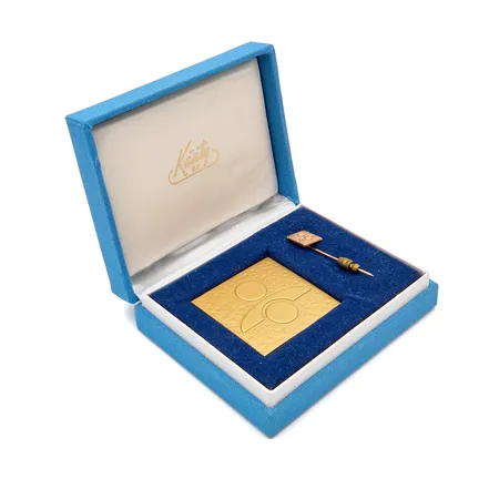 Ansiomitali ja rintaneula, Puhelinyhdistys, tekijänleima K-y (Kääty Oy), mitali kullattua hopeaa 925, pinssi 585br, Paino: 36,3 g