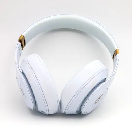 Kuulokkeet Beats Studio 3, valkoinen, laturi, 3.5mm sterokaapeli ja laatikko.