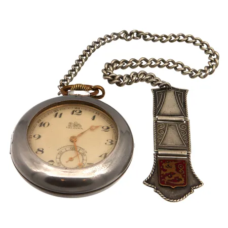 Viallinen hopeinen taskukello Leijona, kellon suojakuoret metallia, kellon Ø51mm, emaloidut kellon perät alpakkaa, kellon perien pituus 280mm, Paino: 121,7 g