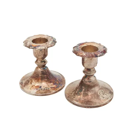 Kaksi kynttilänjalkaa, kaiverrettu, korkeus 8cm, 813br,  Paino: 166 g