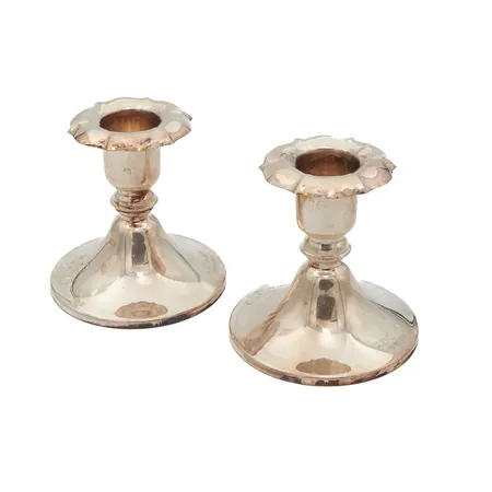 Kaksi kynttilänjalkaa, kaiverrettu, korkeus 8cm, 813br,  Paino: 137 g