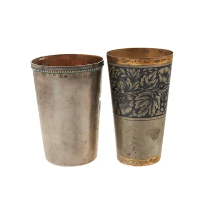 Kaksi pikaria, korkeus 70-75cm, 875H, Paino: 82,5 g