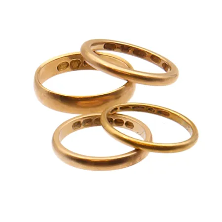 Neljä sileää sormusta, koko 17¼, 17½, 18 ja 20, kaiverrettuja, 750, Paino: 15,2 g