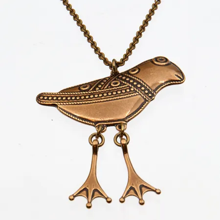 Kaulakoru, Hattulan lintu, Kalevala Koru, pituus 71cm, korkeus 65mm, leveys 45mm, pronssia.