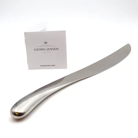 Champagne miekka, Georg Jensen, pituus 45cm, korkeus 4cm, pientä käytön jälkeä, suojapussi ja laatikko.