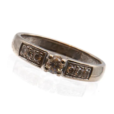 Timanttisormus 6xn.0.01ct 1xn.0.10ct, koko 16, kaiverrettu, 585 valkokulta, Paino: 2,8 g