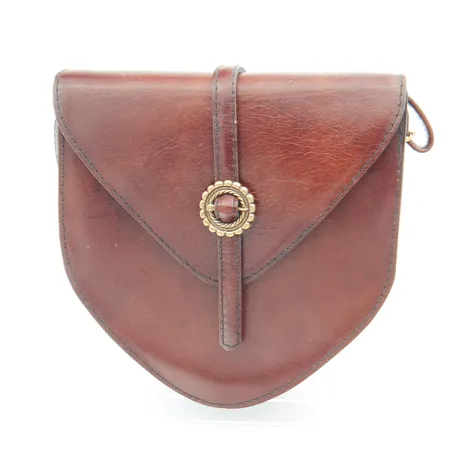 Nahkainen käsilaukku, Kalevala Koru -aiheinen, korkeus 180mm, leveys 180mm, syvyys 50mm, pientä käytöstä aiheutunutta kulumaa.