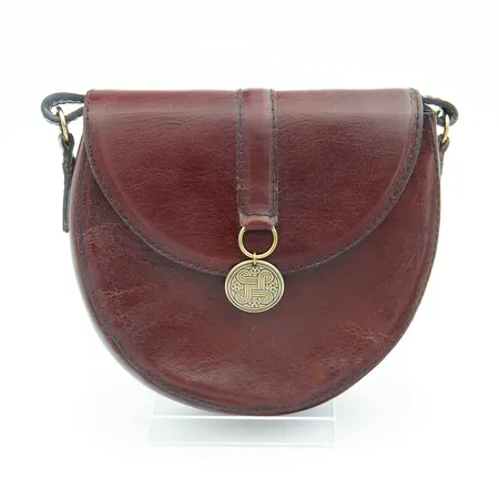 Nahkainen käsilaukku, Kalevala Koru -aiheinen, korkeus 180mm, leveys 180mm, syvyys 40mm, pientä käytöstä aiheutunutta kulumaa.