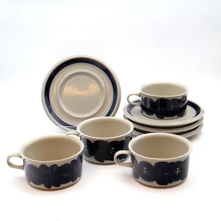 Neljä teekuppia ja asettia Anemone, Arabia, Ulla Procope, korkeus 5cm, halkaisija 10cm ja asetin halkaisija 16cm, Valmistusvuodet 1962-1976.