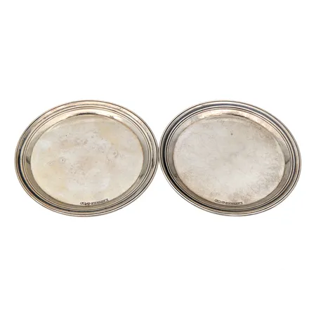 Kaksi lasinalusta, toisessa lommoja, Ø80mm,  916, 