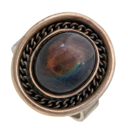 Spektroliittisormus, koko 18¾, design Saara Hopea, nimileima OH Kultasepänliike Ossian Hopea ja Kumpp., paikkakuntaleima Porvoo, vuodelta 1980, 830br, Paino: 9 g