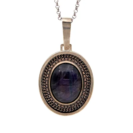 Spektroliittiriipus ja ketju, riipuksen korkeus 58mm, ketjun pituus 61cm, ketju ei alkuperäinen, design Saara Hopea, nimileima OH Kultasepänliike Ossian Hopea ja Kumpp., paikkakuntaleima Porvoo, vuodelta 1979, 830br, Paino: 27,6 g