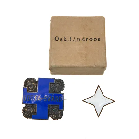 Jäsenmerkki, Lotta-Svärd, mitat 27x27mm, numeroitu 68960, tekijänleima OL (Oy Osk. Lindroos Ab), vuodelta 1935, 813, ja Lotta Svärd yleiskurssimerkki, mitat 21,5x21,5mm, numeroitu 63855, metallia,