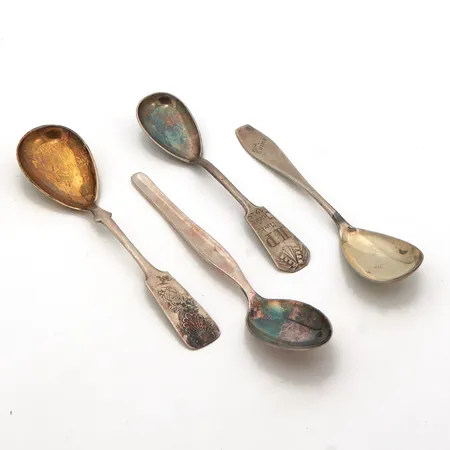 Neljä kahvilusikkaa, kaiverrettuja, 813-830, Paino: 67,1 g