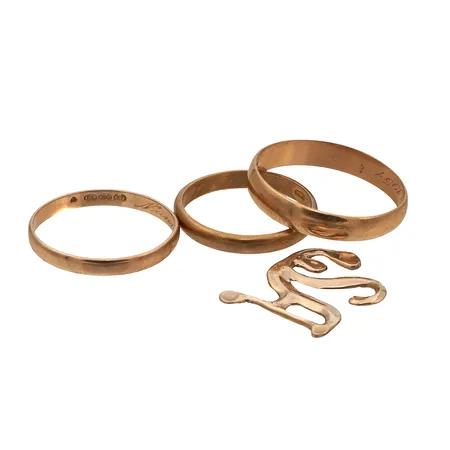 Kolme sileää sormusta ja nimitunnus, kaiverrettu, koot 18½, 19½ ja 22, 750, Paino: 10 g