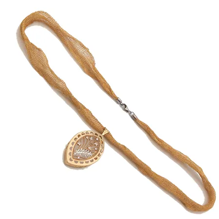 Kiviriipus muovisella kauluksella, jossa lukko hopeaa 925, yksi kivi irronnut, korkeus 50mm, riipuksen paino ilmoitettu 585br Paino: 4,6 g