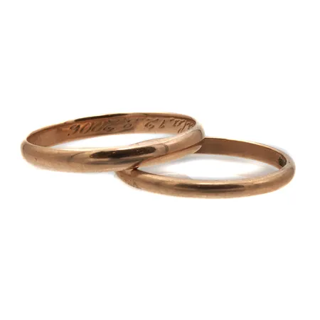 Kaksi sileää sormusta, kaiverrettu, koot 18½ ja 19, 585, Paino: 3,6 g