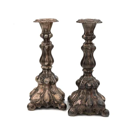 Kaksi kynttilänjalkaa, kaiverrettu, korkeudet 25cm, 813br, Paino: 1099,6 g