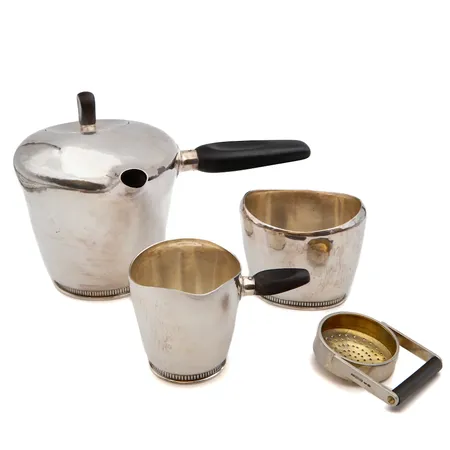 Kaakao-setti, neljä osaa, kannun korkeus 180mm, sokerikon ja kermakon korkeudet 70mm, Hannes Niemi, valmistettu Helsingissä, vuosilta 1909 ja 1955, 813br, Paino: 1073,8 g