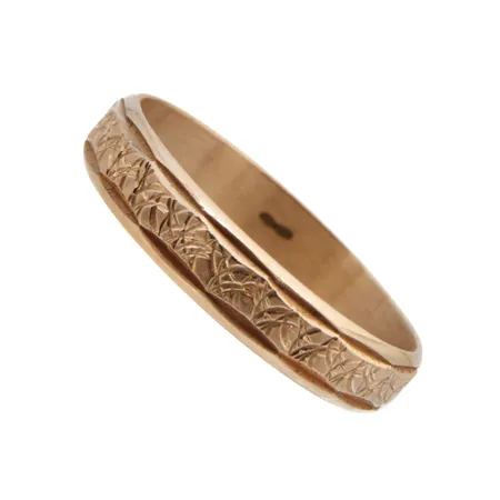 Kuvioitu sormus, koko 18, kaiverrettu, rungossa pientä vääntymää, 585,  Paino: 2,5 g