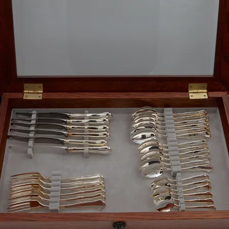 Chippendale aterinsarja, kuusi ruokahaarukkaa pituus 180mm , kuusi ruokaveistä pituus 210mm, kuusi ruokalusikkaa pituus 170mm, kuusi jälkiruokalusikkaa pituus 145mm, kuusi kahvilusikkaa sekä säilytyslaatikko, 681,3 830 ja 353,7 830br,  Paino: 1035 g