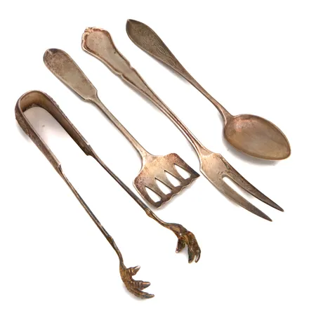 Pöytähopeaa, osa kaiverrettuja, 813-830,  Paino: 77 g