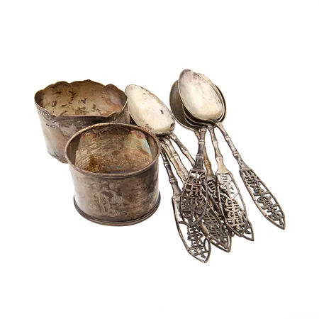 Viallisia lusikoita ja kaksi servettirengasta, 800-875,  Paino: 194,7 g